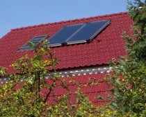 Solarmodul auf einem Dach.